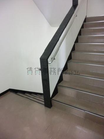上下階への階段です