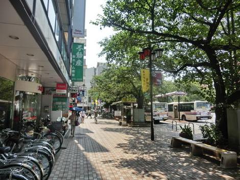 玄関から左方向です