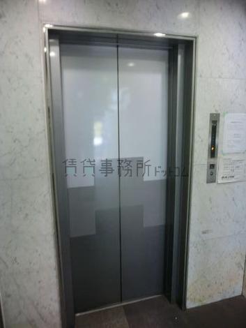 お洒落なデザインのエレベーター扉です