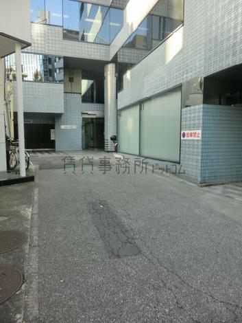 正面入口へのアプローチです