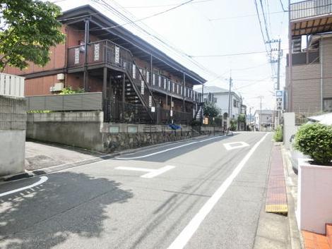 玄関前の通り