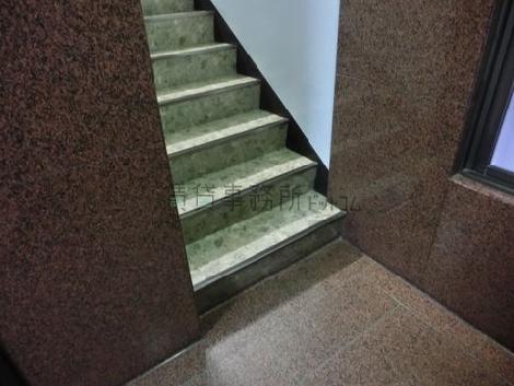 上階への階段です