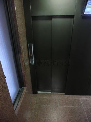 エレベーターが1基