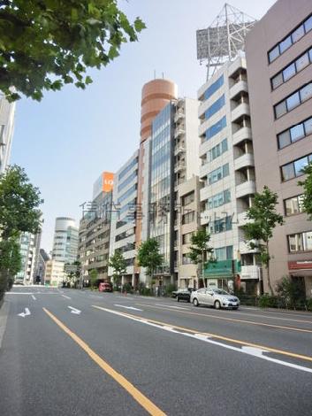 通りが一望出来ます