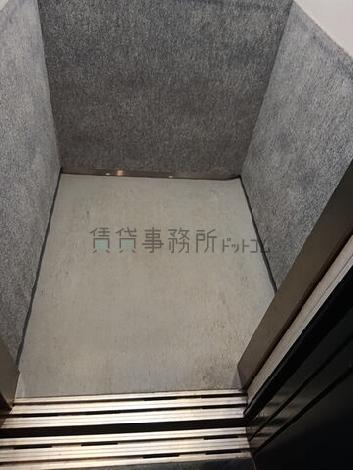 エレベーター内部
