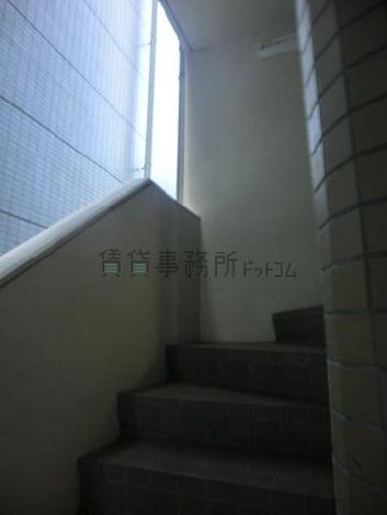外階段のある建物です