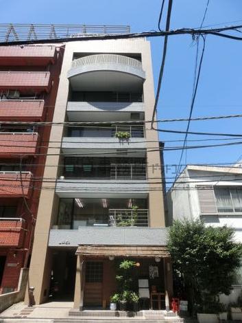 お洒落な外観のビル