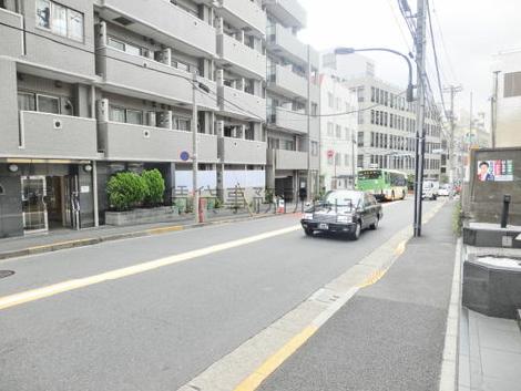 玄関前の通り