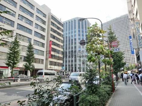 大通りに面しており、ビルが建ち並びます