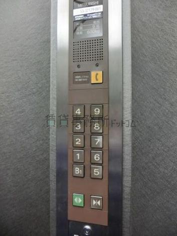 エレベーターの操作パネル