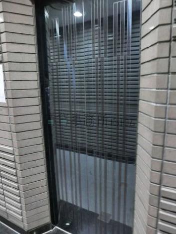 鏡調のエレベーターです