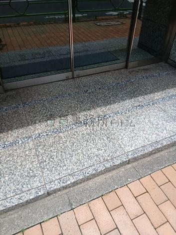 正面玄関前　段差