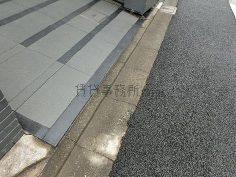 入口は多少ですが段差がございます