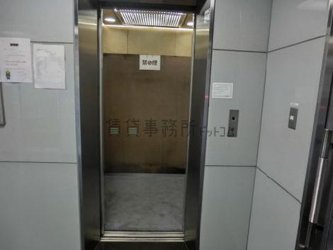 エレベーター内です