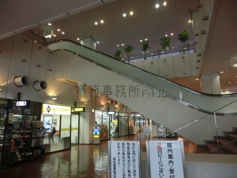 1階裏口から2階を見上げた風景。