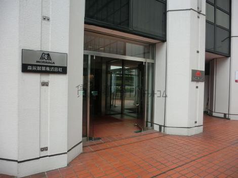 自動ドアが2枚あります。JRの改札から直通です。