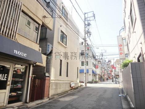 隣接する脇道奥からの景観