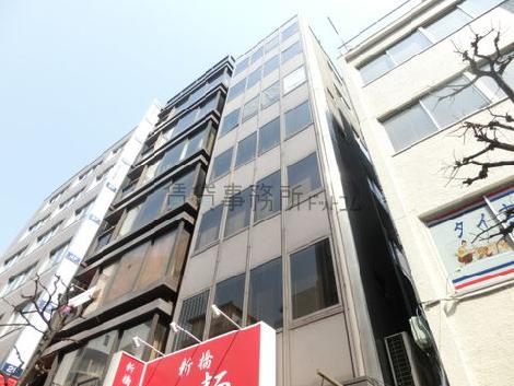 歩道から見上げた外観