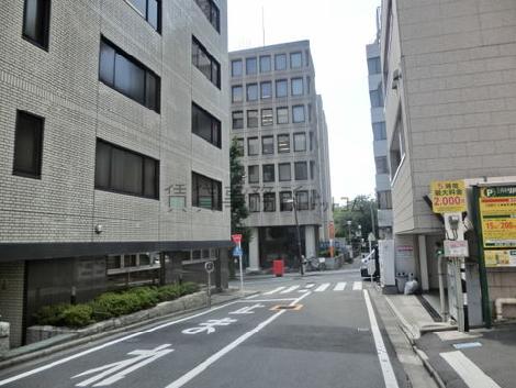 側面は路地と接しています