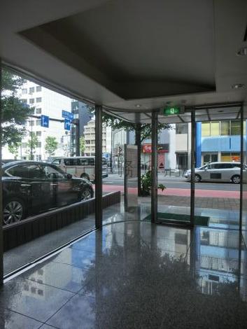 ガラス張りで開放的な空間ですね