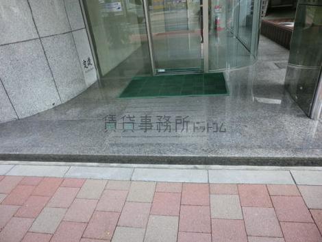 玄関に段差がございます