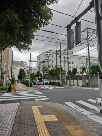 斜め向かいが十字路になっています