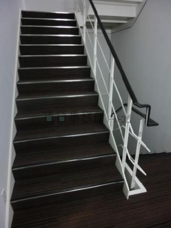 上下階への階段です