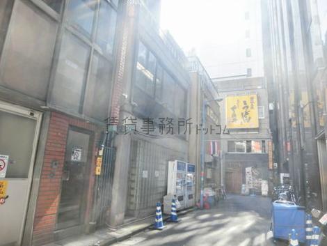 飲食店等が密集する背面通り