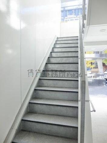 内階段の上り口前