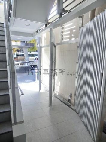 見通しの良いエントランス内です