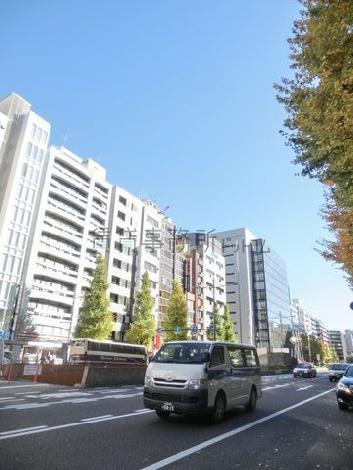 交通量の多い駅前大通り沿い