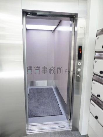 13人乗りエレベーターです