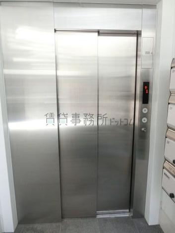ステンレス素材で構築されたエレベーター扉