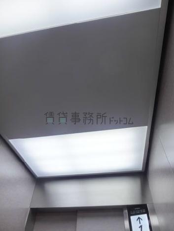エレベーター内の天井照明
