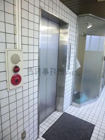6名乗りのエレベーターがあります