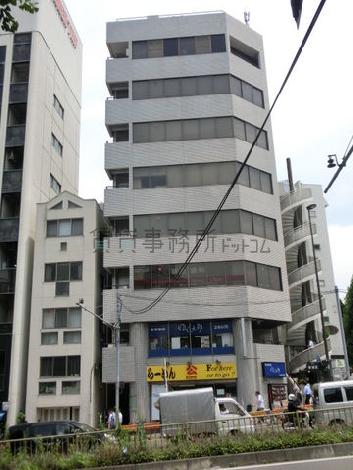 窓のラインが特徴的です