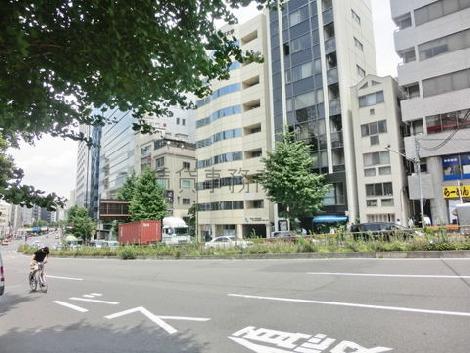交通量の多い桜田通り