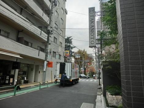 交差点の奥は大きな公園があります