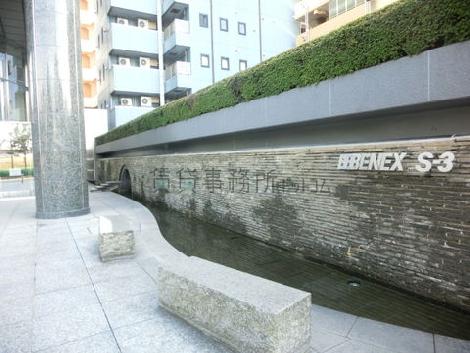 入り口に向かって右手には水が流れています
