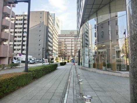 ビル脇をまっすぐ進むと駅方面に行けます