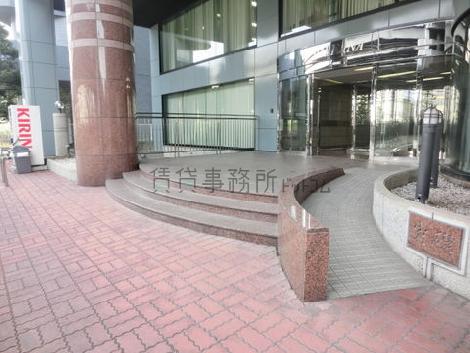 エントランス前にスロープがあります