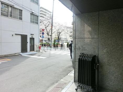 前面道路は広めで通行しやすくなっております