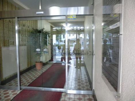 玄関二枚目の扉はオートロックが掛かります