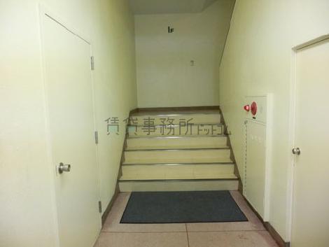 中に入るとまず、階段があります