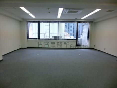 明るく開放的な執務室