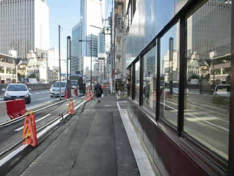 環二通り沿いの開けた場所にあります