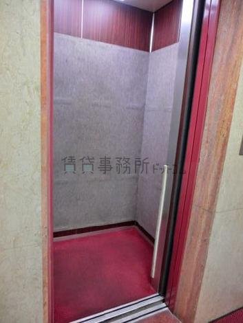 エレベーター内も明るく印象が良いです