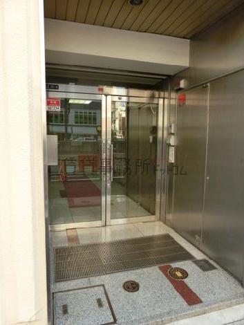 手動の観音開きの入り口です