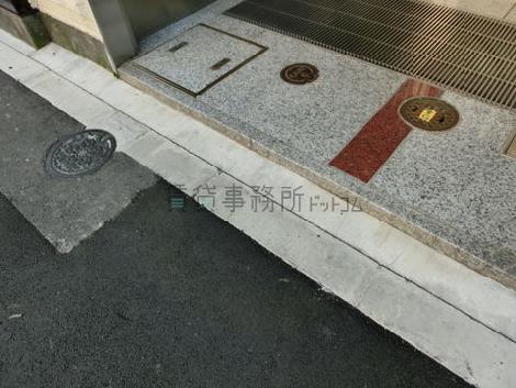入り口前に少し段差があります