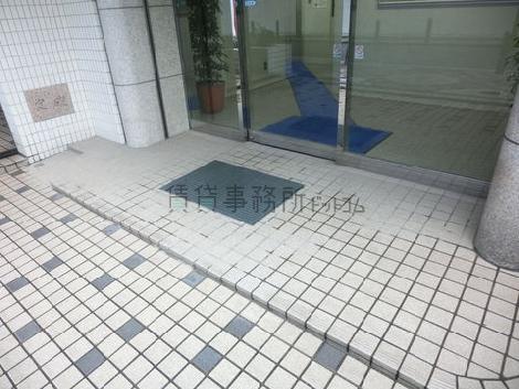 段差のない正面玄関になります